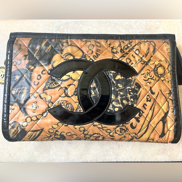 ** Authentic** Rare Vintage Chanel Medallion Large clutch - Picture 1 of 9
